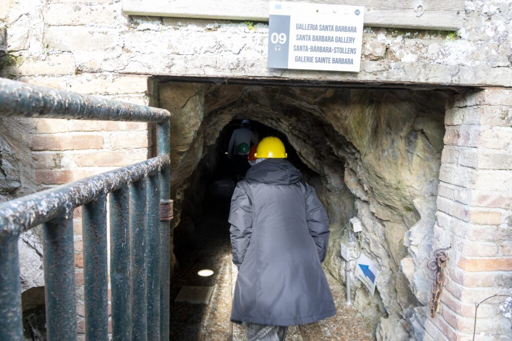 Visitors at the entrance to the Rosas Mine tunnel