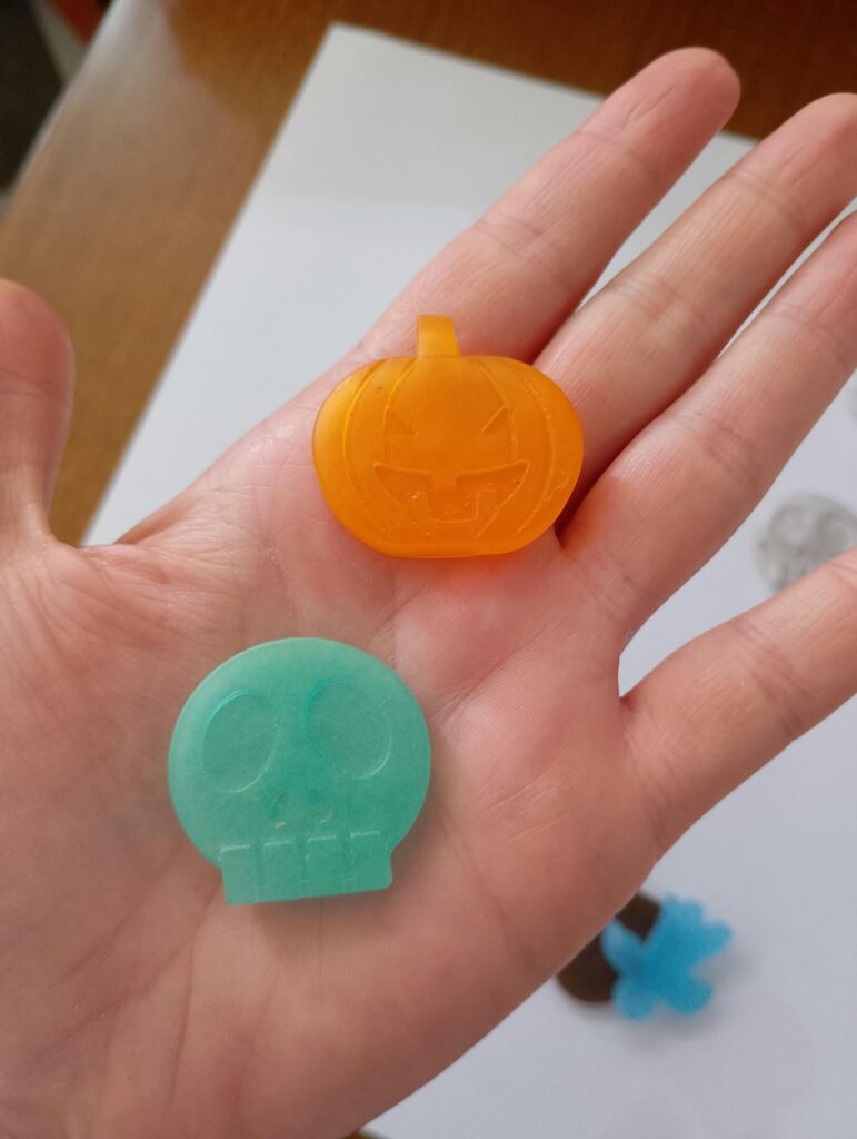 Pumpkin- and skull-shaped molds for the Halloween casting workshop