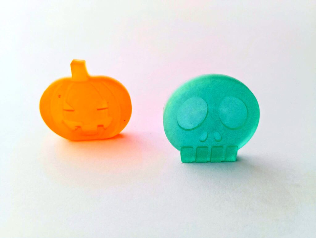 Zucca arancione e teschio verde acqua, portafortuna di Halloween del Mineralab